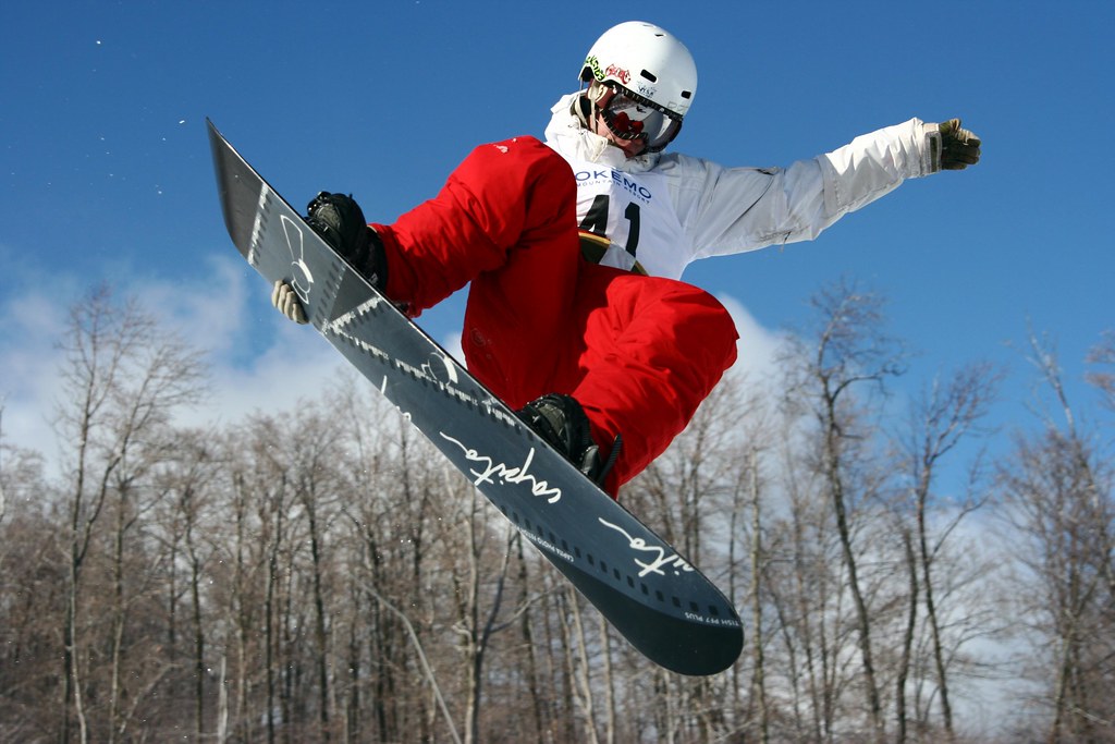 Snowboardeur confiant en position de ride