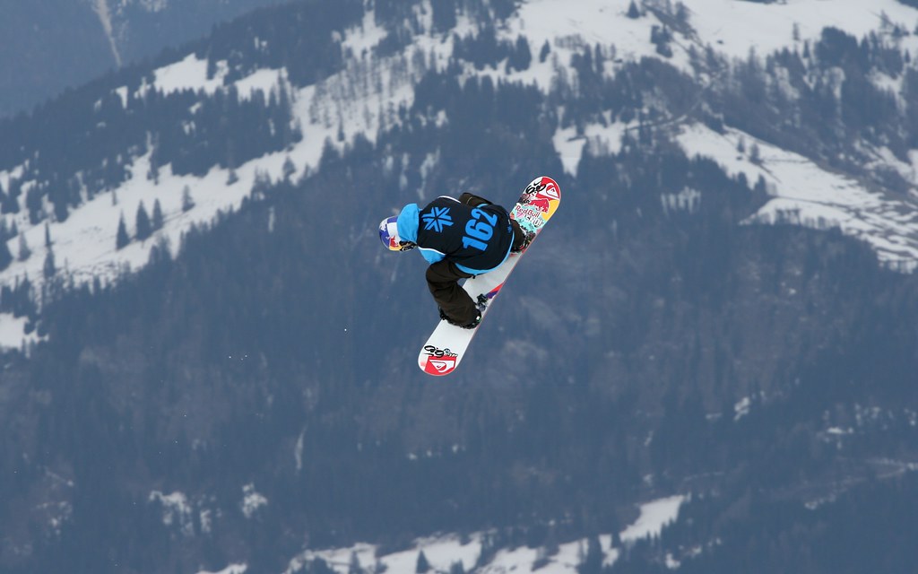 Snowboardeur réalisant un saut en big air