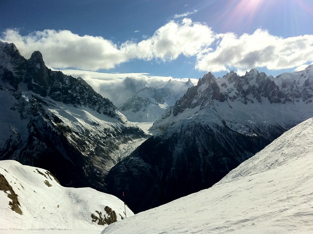Snowboardeur à La Flégère dans la vallée de Chamonix