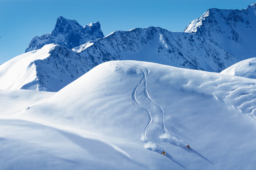 Skieur en backcountry sur un versant enneigé à St Anton