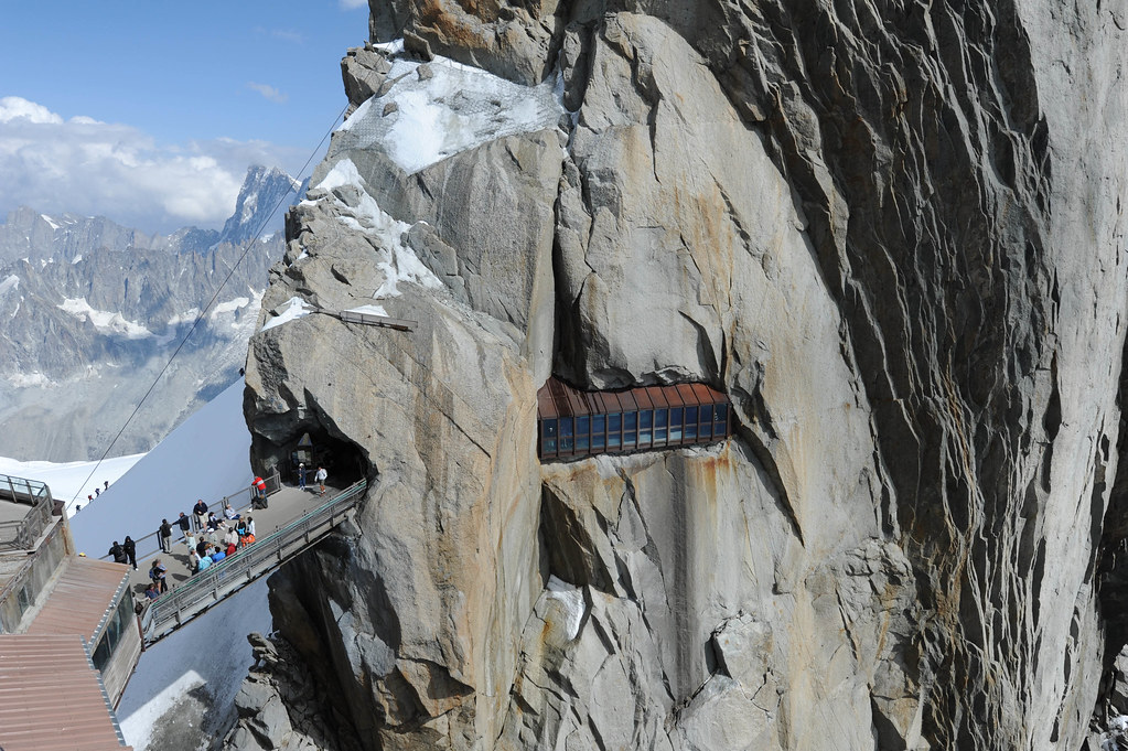 Aiguille du Midi au-dessus de Chamonix Mont-Blanc